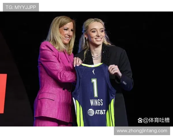 佩奇荣耀回归母校领取NCAA冠军戒指携女友与队友欢庆冠军时刻 佩奇荣耀回归母校领取NCAA冠军戒指携女友与队友欢庆冠军时刻