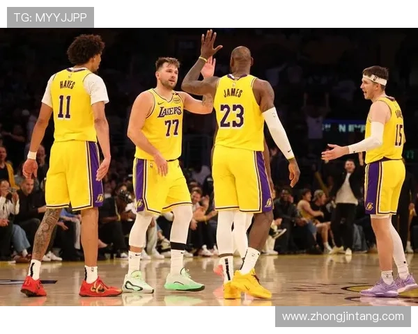 湖人延续G1阵容东契奇领衔里夫斯艾顿文森特八村塁再度携手出击 湖人延续G1阵容东契奇领衔里夫斯艾顿文森特八村塁再度携手出击